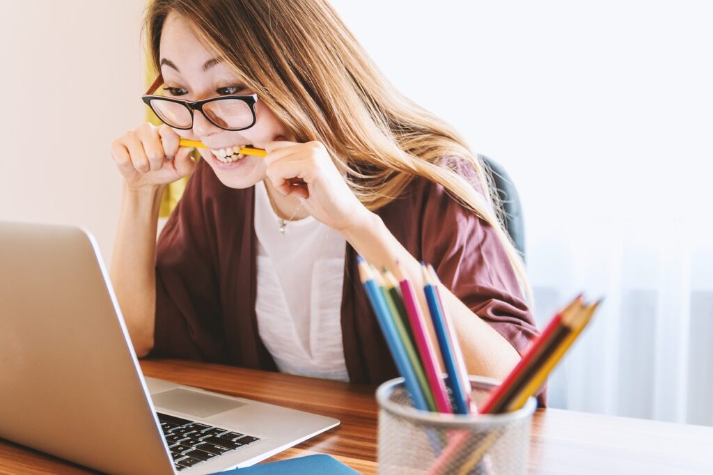 Estudiante tarea examen clase asesoría tutoría